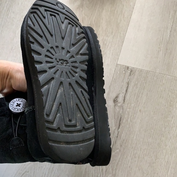 UGG Bailey Button Black Boots size 6 leather sheepskin lining winter cozy - Picture 9 of 16